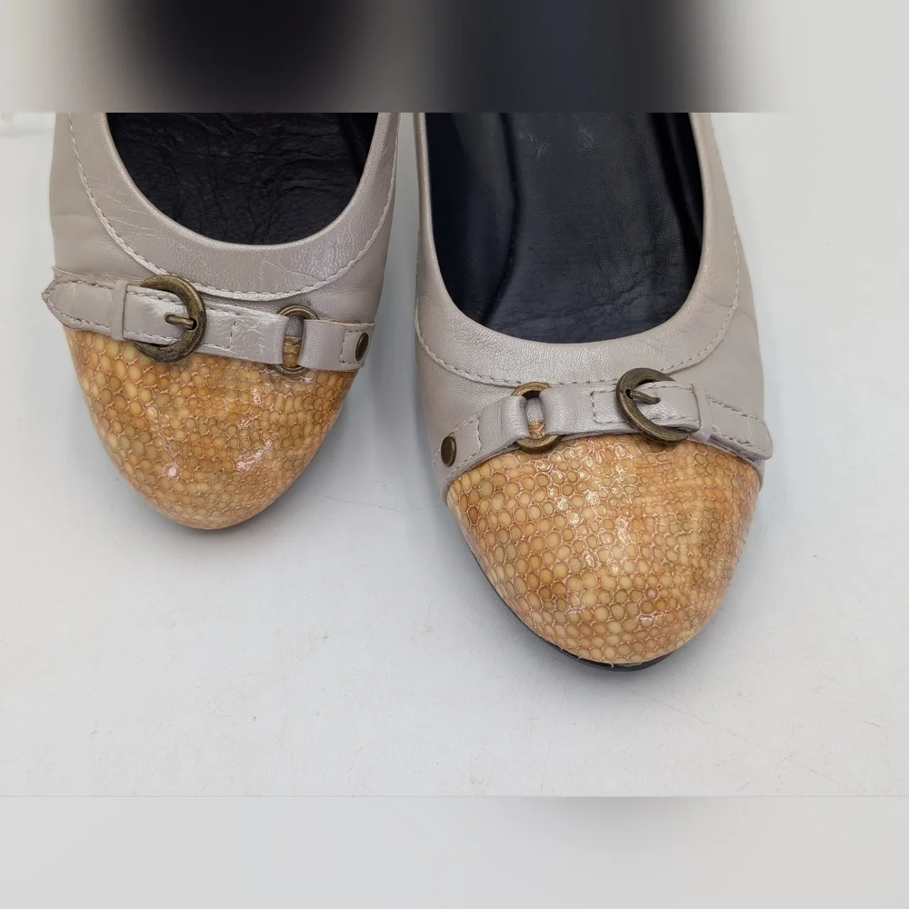 VANELi Cap Toe Elegant Ivory/Gold Women's Flats Size 5M Low Wedge Pumps / Heels